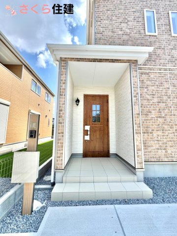 Heartful-Town 　東武西川田駅1期　３号棟の玄関|夜間でも来訪者の顔を認識できるLEDライトを装備！ＴＶモニター付きインターフォンで安心のセキュリティ