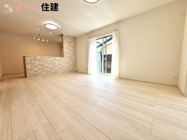 Heartful-Town 　東武西川田駅1期　３号棟の居間・リビング|16帖LDKはキッチンで家事をしながらでもお子様に一対一で向き合える時間が作れます！！