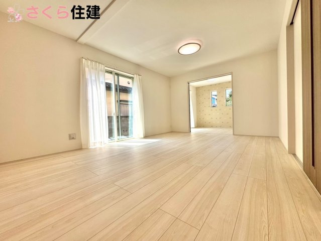 Heartful-Town 　東武西川田駅1期　３号棟の居間・リビング|広々16帖LDLは南向きで日当たり良好。ゆったりとした時間の流れる開放的なくつろぎの空間♪