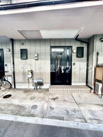 大阪市西成区梅南３丁目のテラスのエントランス