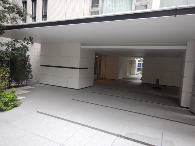 プレミスト新宿山吹のエントランス