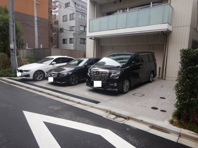 プレミスト新宿山吹の駐車場