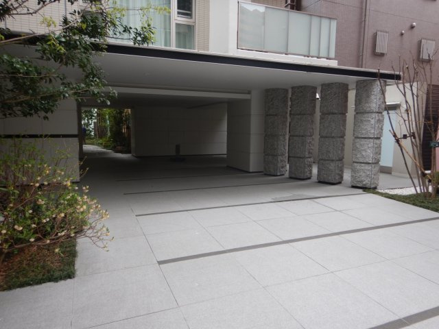 プレミスト新宿山吹のエントランス