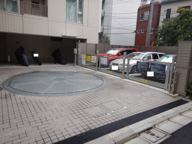 プレミスト新宿山吹の駐車場