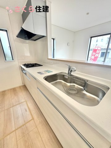 クレイドルガーデン　　宇都宮市雀の宮第１０　１号棟のキッチン|お子様と並んで料理をしても余裕のゆとりのキッチン。お子様と一緒に料理も叶いますよ♪