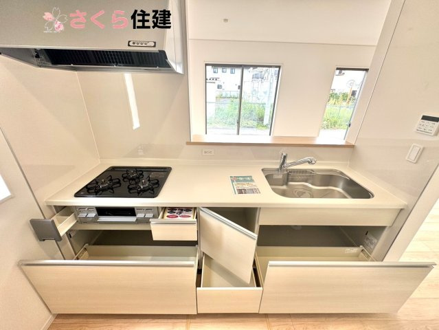 クレイドルガーデン　　宇都宮市雀の宮第１０　１号棟のキッチン|キッチン下収納は奥まで引き出せるので、大きく屈まなくても楽に必要なものがパッと取り出せます！