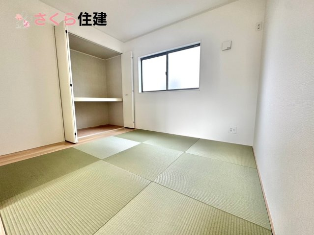 クレイドルガーデン　　宇都宮市雀の宮第１０　１号棟の和室|リビング横の和室は、思い切りお子様が遊べるキッズスペースにぴったり！押入はおもちゃをすっきり収納♪