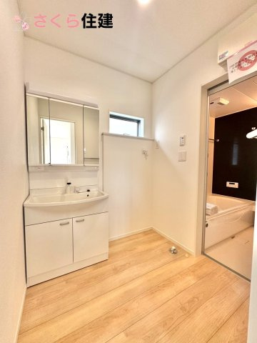 クレイドルガーデン　　宇都宮市雀の宮第１０　１号棟の洗面所|ゆとりある広さの洗面所。両サイド収納の洗面台で、二人ならんで同時の身支度もスムーズです。