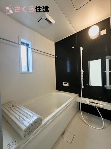 クレイドルガーデン　　宇都宮市雀の宮第１０　１号棟の浴室|梅雨の時期は大活躍の浴室乾燥機！家族の数だけ増える洗濯物もしっかり乾かせます
