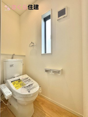 クレイドルガーデン　　宇都宮市雀の宮第１０　１号棟のトイレ|トイレは各階完備。夜、トイレに起きても、2階の寝室から1階のトイレに降りる必要はありません。