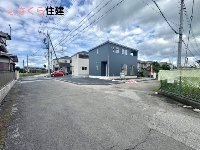 クレイドルガーデン　　宇都宮市雀の宮第１０　１号棟の前面道路含む現地写真|前面道路西側5ｍ！
車通りが少ない為慌てず出入できます♪