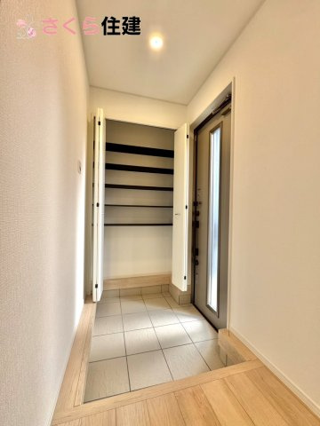 クレイドルガーデン　　宇都宮市雀の宮第１０　１号棟の玄関|玄関がいつも片づく大型シューズボックス。お子様の靴のサイズが大きくなっていっても安心の広々スペース！