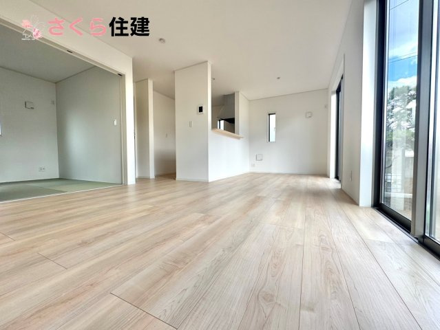 クレイドルガーデン　　宇都宮市雀の宮第１０　１号棟の居間・リビング|16帖LDKはキッチンで家事をしながらでもお子様に一対一で向き合える時間が作れます！！
