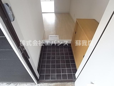 【玄関】 | プチシャトー若草 | 収納もある玄関です