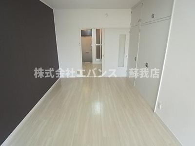 【洋室】 | プチシャトー若草 | 落ち着いた色調の洋室です