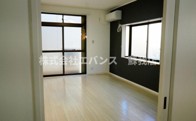 【居間・リビング】 | プチシャトー若草 | こちらの居間で趣味の時間をお楽しみください