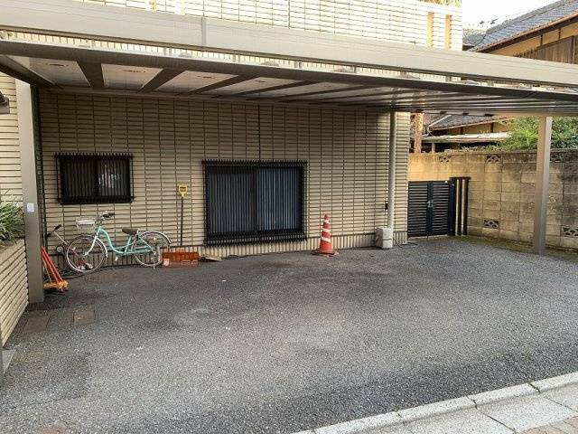 ドゥムール西片の駐車場