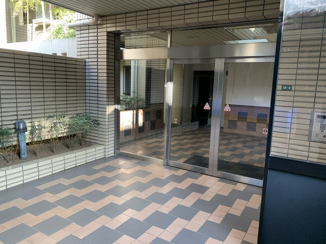 ドゥムール西片のエントランス