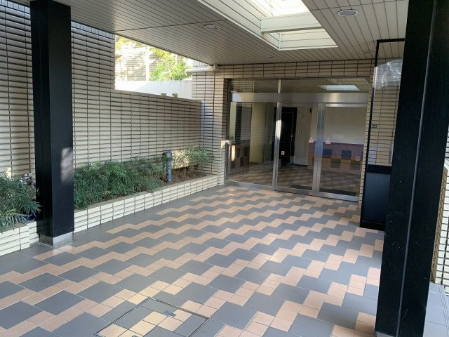 ドゥムール西片のエントランス
