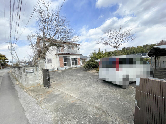 下野市磯部　4ＬＤＫ　中古住宅の駐車場