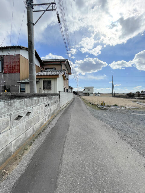 下野市磯部　4ＬＤＫ　中古住宅の前面道路含む現地写真