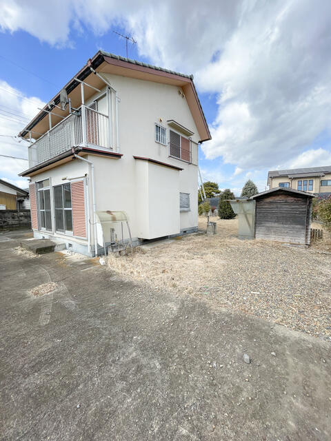 下野市磯部　4ＬＤＫ　中古住宅の駐車場