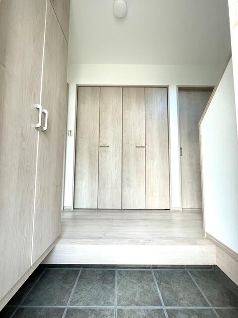 下野市駅東４丁目　3ＬＤＫ　中古住宅の玄関|玄関に大容量の収納！