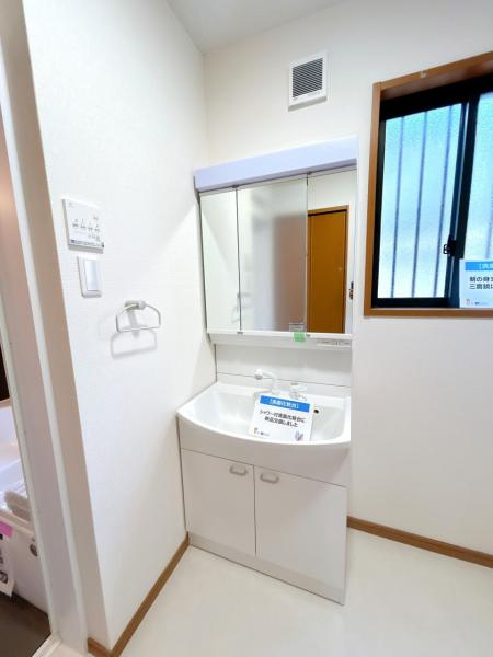 下野市石橋　4ＳＬＤＫ　中古住宅の独立洗面台