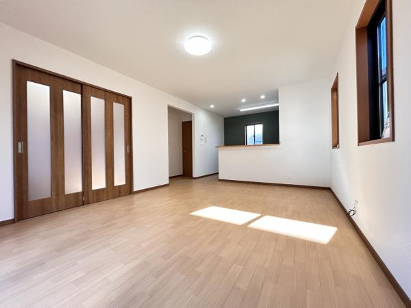 下野市石橋　4ＳＬＤＫ　中古住宅の居間・リビング