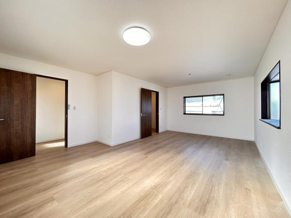 下野市笹原　5ＬＤＫ　中古住宅の居間・リビング