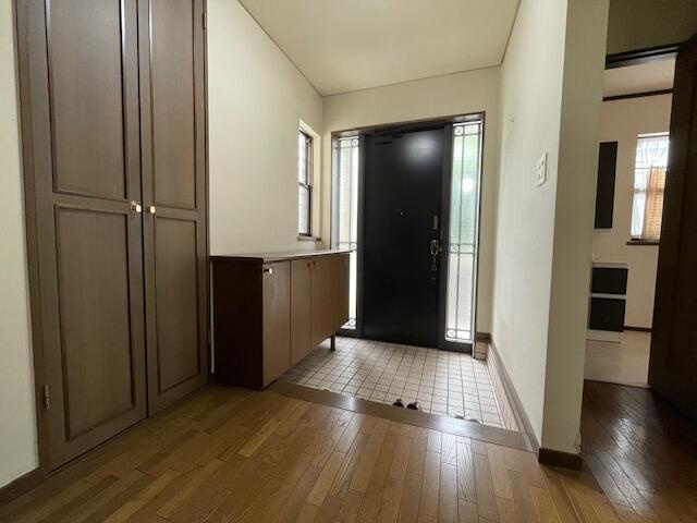 下野市祇園４丁目　4ＬＤＫ　中古住宅の玄関|ゆとりのある玄関ホールです♪