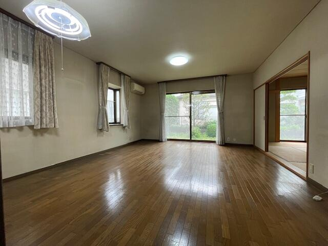 下野市祇園４丁目　4ＬＤＫ　中古住宅の居間・リビング