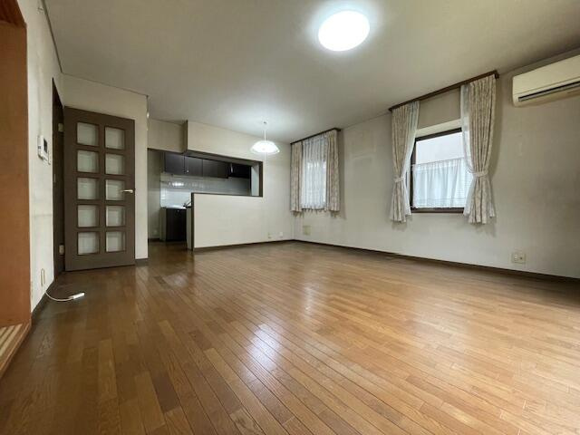 下野市祇園４丁目　4ＬＤＫ　中古住宅の居間・リビング|ＬＤＫで１７帖の広さです