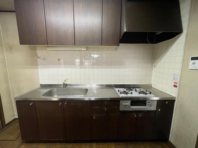 下野市祇園４丁目　4ＬＤＫ　中古住宅のキッチン|都市ガス使用のガス台です♪