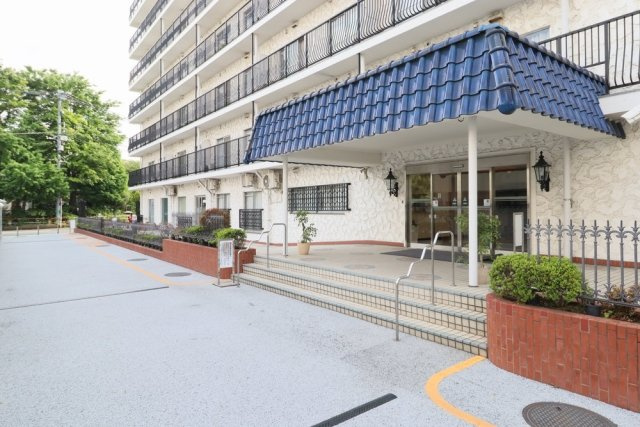 秀和幡ケ谷レジデンスのエントランス