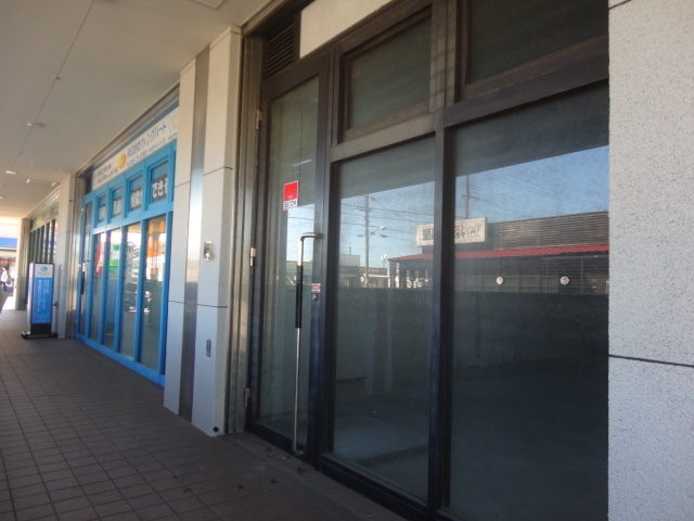 北葛城郡上牧町片岡台１丁目の店舗事務所の玄関