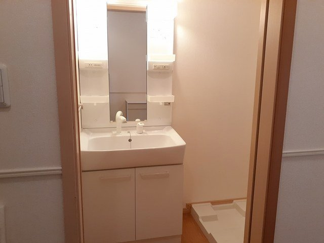 フィオ－レ　野村　Ⅰの洗面所|ゆったりとスペースのある洗面所