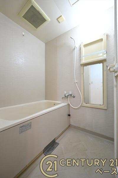 ローレルコート国分旭ケ丘の浴室|■現地撮影写真■ 白を基調とした清潔感のある浴室。