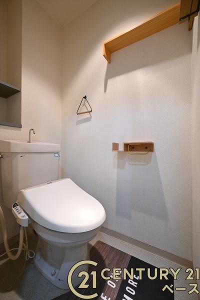 ローレルコート国分旭ケ丘のトイレ|■現地撮影写真■ ウォシュレット付きトイレ。収納棚も備わっています。