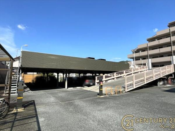 ローレルコート国分旭ケ丘の駐車場|■現地撮影写真■ 駐車スペース手間には昇降式のチェーンゲートがございます。
