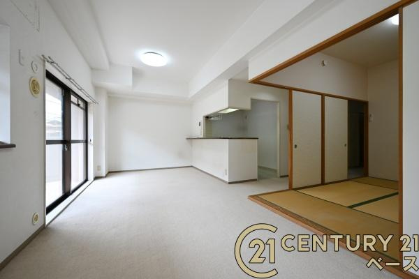 ローレルコート国分旭ケ丘の居間・リビング|■現地撮影写真■ 天井が高く開放感のある広々としたリビング。