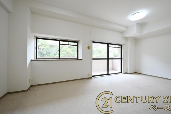 ローレルコート国分旭ケ丘の居間・リビング|■現地撮影写真■ 南向きの大きな窓から柔らかい光が射し込みます。