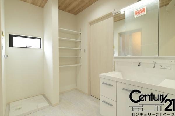 北葛城郡河合町広瀬台１丁目 ／新築一戸建の内観：施工例|■三面鏡タイプのミラーキャビネット！収納スペースも豊富です！■