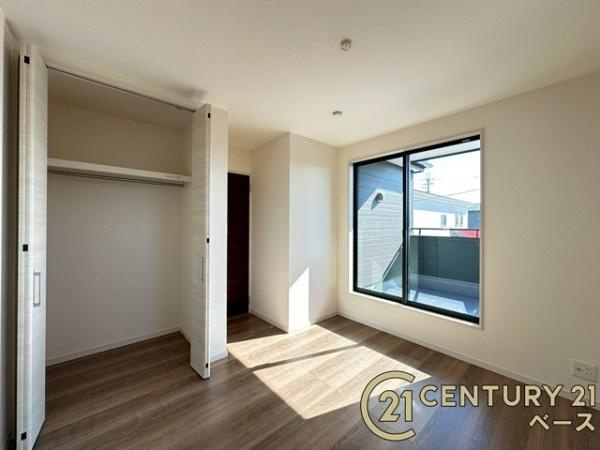 リーブルガーデン長柄町 １号棟 ／新築一戸建の寝室|■現地撮影写真■開放感のある広々した主寝室！他に洋室が２部屋ございます！