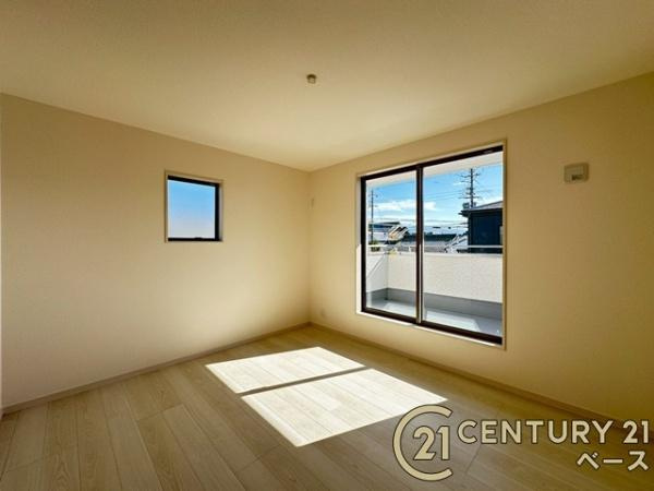 リーブルガーデン長柄町 ２号棟 ／新築一戸建の寝室|■現地撮影写真■開放感のある広々した主寝室！他に洋室が２部屋ございます！