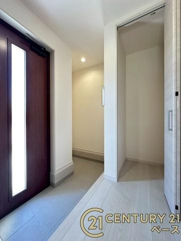 リーブルガーデン長柄町 ２号棟 ／新築一戸建の玄関|■現地撮影写真■すっきりとした明るい玄関が家族やお客様を迎えてくれます！