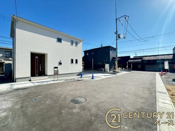 リーブルガーデン長柄町 ２号棟 ／新築一戸建の前面道路含む現地写真|■現地撮影写真■敷地と道路の高低差が少なく駐車もスムーズです！