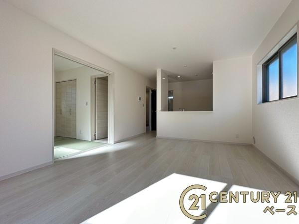 リーブルガーデン長柄町 ２号棟 ／新築一戸建の居間・リビング|■現地撮影写真■隣接する和室と行き来ができる家族団欒も快適なリビングです！