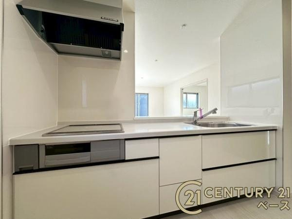 リーブルガーデン長柄町 ２号棟 ／新築一戸建のキッチン|■現地撮影写真■収納力と使いやすさを追求したシステムキッチンです！