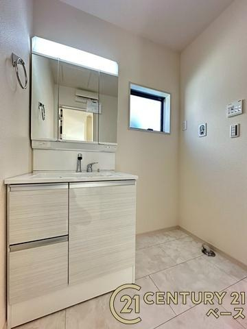 リーブルガーデン長柄町 ２号棟 ／新築一戸建の独立洗面台|■現地撮影写真■三面鏡タイプのミラーキャビネット！収納スペースも豊富です！